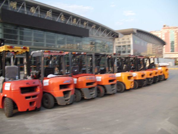 昆明機(jī)械設(shè)備租賃與團(tuán)力叉車出租 專業(yè)設(shè)備與創(chuàng)新研發(fā)的雙輪驅(qū)動